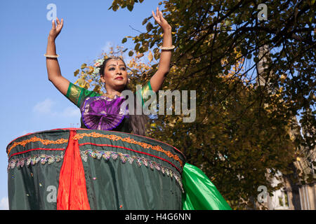 Célébration artistique en Asie du Sud, spectacles de danse à Manchester, Royaume-Uni. Octobre 2016.. Bheega Bheega en tant que Sita au Dashehra Diwali Mela 11th annuel sur la place Albert. Ce festival populaire tombe le 10th jour de la lune de cire pendant le mois hindou d'Ashvin (vers septembre ou octobre). Lord RAM, le héros de la grande épopée hindoue Ramayan, a tué le roi démon de 10 têtes Ravan, qui avait enlevé la femme de Lord RAM, Sita. On croit que le frère de Lord RAM, Lakshman, et une armée de singes, ont mené une bataille colossale qui a duré 10 jours. Lord RAM a tué le rabon le 10th jour. Banque D'Images