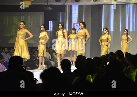 Dhaka, Bangladesh. 15 Oct, 2016. Modèles de rampe du Bangladesh sur le ' preasents Sunsilk cheveux toutes choses ' pour célébrer le lancement de toutes les choses nouvelles et cheveux Sunsilk Cérémonie à l'hôtel Redisun à Dhaka, au Bangladesh. Le 15 octobre 2016 Credit : Mamunur Rashid/Alamy Live News Banque D'Images