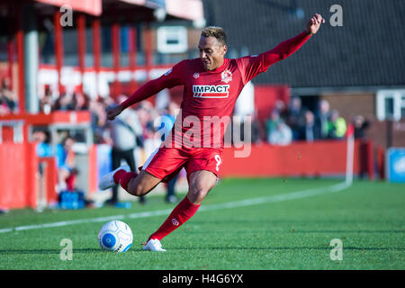 Adam Smith dribbler avec le football à Alfreton Town contre Gateshead en coupe Banque D'Images