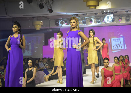 Dhaka, Bangladesh. 15 Oct, 2016. Modèles de rampe du Bangladesh sur le ' preasents Sunsilk cheveux toutes choses ' pour célébrer le lancement de toutes les choses nouvelles et cheveux Sunsilk Cérémonie à l'hôtel Redisun à Dhaka, au Bangladesh. Le 15 octobre 2016 Credit : Mamunur Rashid/Alamy Live News Banque D'Images