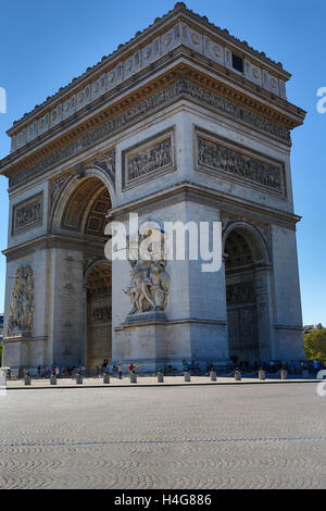 PARIS - le 17 août 2016 : l'Arc de triomphe le 30 mai 2011 à la place du Carrousel, Paris, France. Le monument à la victoire napoléonienne est une attraction touristique près du Louvre. Banque D'Images