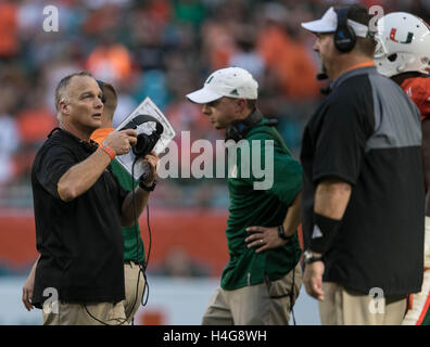 Miami Gardens, Florida, USA. 15 Oct, 2016. Miami Hurricanes entraîneur en chef Mark Richt montres une retransmission sur les écrans de télévision au Hard Rock Stadium de Miami Gardens, en Floride, le 15 octobre 2016. Allen Eyestone/Le Palm Beach Post/ZUMA/Alamy Fil Live News Banque D'Images