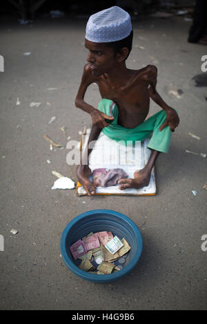 Dhaka, Bangladesh. 15 octobre, 2016. Sohel age de 23 ans un patient typhoïde pose sur street Dhaka, Bangladesh, le 15 octobre 2016. Sohel age de 23 ans d'Chadpur district a affecté par la typhoïde il y a 8 ans et maintenant il est devenu boiteux par cette maladie. Zakir Hossain Chowdhury Crédit : zakir/Alamy Live News Banque D'Images