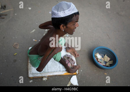 Dhaka, Bangladesh. 15 octobre, 2016. Sohel age de 23 ans un patient typhoïde pose sur street Dhaka, Bangladesh, le 15 octobre 2016. Sohel age de 23 ans d'Chadpur district a affecté par la typhoïde il y a 8 ans et maintenant il est devenu boiteux par cette maladie. Zakir Hossain Chowdhury Crédit : zakir/Alamy Live News Banque D'Images