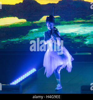 Milwaukee, Wisconsin, États-Unis. 14Th Oct, 2016. LINDSEY STIRLING musicien il se produit pendant le courage d' du Riverside Theatre à Milwaukee, Wisconsin © Daniel DeSlover/ZUMA/Alamy Fil Live News Banque D'Images