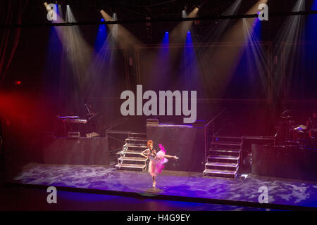 Milwaukee, Wisconsin, États-Unis. 14Th Oct, 2016. LINDSEY STIRLING musicien il se produit pendant le courage d' du Riverside Theatre à Milwaukee, Wisconsin © Daniel DeSlover/ZUMA/Alamy Fil Live News Banque D'Images