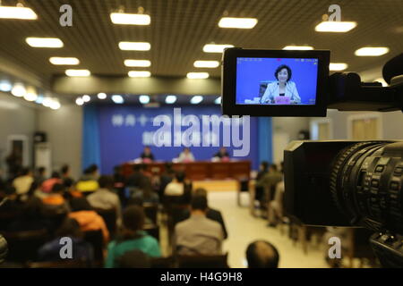 (161016) -- JIUQUAN, 16 octobre 2016 (Xinhua) -- Wu Ping, directeur adjoint de l'homme dans l'espace bureau d'adresses, d'une conférence de presse au centre de lancement de satellites de Jiuquan dans le nord-ouest de la Chine, le 16 octobre 2016. Le vaisseau spatial habité Shenzhou-11 sera lancé à 7 h 30 le 17 octobre 2016 Heure de Beijing (2330 GMT le 16 octobre). Le vaisseau spatial prendra deux astronautes masculins Jing Haipeng et Chen Dong dans l'espace. Le satellite en orbite avec dock laboratoire spatial Tiangong-2 dans un délai de deux jours et les astronautes vont rester dans l'espace lab pendant 30 jours avant de retourner à la terre. Les 50 ans seront Jing Banque D'Images