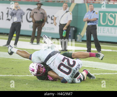 City, Floride, USA. 15 Oct, 2016. OCTAVIO JONES | fois .South Florida Bulls tight end Mitchell Wilcox (89) descend avec la balle sur le Connecticut Huskies Obi (Melifonwu sécurité 20) pour un touché dans la deuxième moitié chez Raymond James Stadium de Tampa, en Floride, le samedi, 15 octobre, 2016. South Florida Bulls défait le Connecticut Huskies 42 à 27. © Octavio Jones/Tampa Bay Times/ZUMA/Alamy Fil Live News Banque D'Images