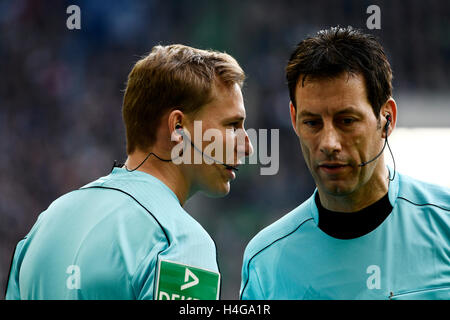 Stadion im Nordpark, Mšnchengladbach Allemagne 15.10.2016, 1ère saison de Bundesliga 2016/2017 journée 7, Borussia Moenchengladbach (Mšnchengladbach, Gladbach) contre Hambourg SV (HSV) ---- arbitre Wolfgang Stark (à droite) s'entretient avec son assistant Martin Petersen : Crédit kolvenbach/Alamy Live News Banque D'Images