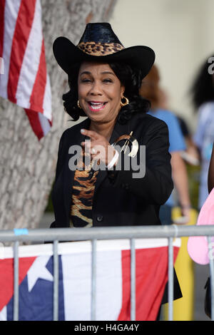 Miami, FL, USA. 15 Oct, 2016. Frederica Wilson parle comme candidat à la vice-présidence démocrate Tim Kaine assiste à un événement d'enregistrement des électeurs au Miami Dade College, Carrie P. Meek Entrepreneurial Education Center le 15 octobre 2016 à Miami en Floride. © Mpi04/media/Alamy Punch Live News Banque D'Images