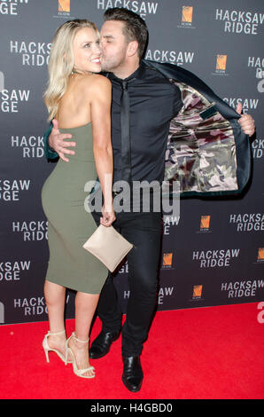Sydney, Australie - 16 octobre 2016 : Kirby Burgess et Ben Mingay arriver en avance de la scie à métaux de première australienne à Ridge State Theatre. Credit : mjmediabox/Alamy Live News Banque D'Images