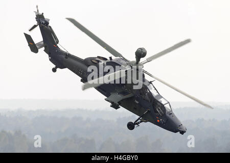 Munster, Allemagne. 14Th Oct, 2016. Un hélicoptère de combat Tiger vole à travers la zone d'entraînement militaire dans le contexte de la pratique éducative d'information 'Land Operations 2016' près de Munster, Allemagne, 14 octobre 2016. Avec soldats néerlandais, les forces armées allemandes pratique la coopération entre l'armée, les services ambulanciers et les unités de la soi-disant service de soutien interarmées du 4 au 14 octobre. PHOTO : SEBASTIAN GOLLNOW/dpa/Alamy Live News Banque D'Images