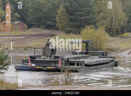 Munster, Allemagne. 14Th Oct, 2016. Un pont piscine Amphibie M3 nage dans le cadre de la pratique éducative d'information 'Land Operations 2016' dans la zone d'entraînement militaire près de Munster, Allemagne, 14 octobre 2016. Avec soldats néerlandais, les forces armées allemandes pratique la coopération entre l'armée, les services ambulanciers et les unités de la soi-disant service de soutien interarmées du 4 au 14 octobre. PHOTO : SEBASTIAN GOLLNOW/dpa/Alamy Live News Banque D'Images