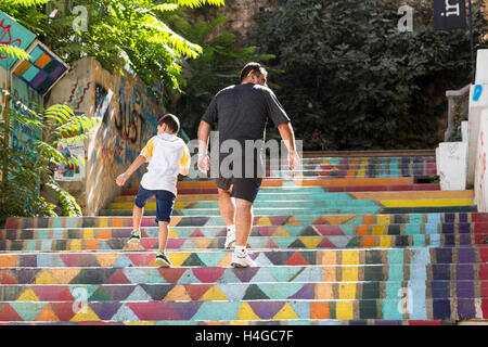 Beyrouth, Liban. 16 octobre 2016. Randonnée pédestre sur des mesures de couleur peint illuminant le quartier arménien chrétien de Mar Mikhael du chaos la guerre et les conflits civils qui ont touché la capitale libanaise Crédit : amer ghazzal/Alamy Live News Banque D'Images