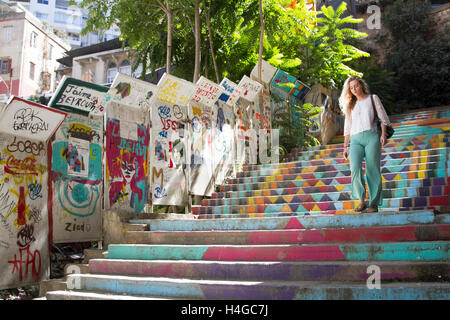 Beyrouth, Liban. 16 octobre 2016. Une femme marche dans des mesures de couleur peint illuminant le quartier arménien chrétien de Mar Mikhael du chaos la guerre et les conflits civils qui ont touché la capitale libanaise Crédit : amer ghazzal/Alamy Live News Banque D'Images