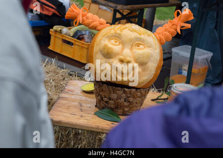 Berlin, Allemagne. 16 Oct, 2016. Une citrouille sculptée avec art peut être vu pendant le festival d'automne de l''Exposition Intetrnational (IGA) à Garten der Welt à Berlin, Allemagne, 16 octobre 2016. PHOTO : PAUL ZINKEN/dpa/Alamy Live News Banque D'Images