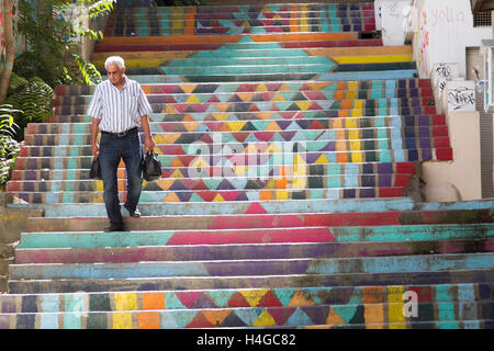 Beyrouth, Liban. 16 octobre 2016. Un piéton marche le long de la couleur peinte étapes illuminant le quartier arménien chrétien de Mar Mikhael du chaos la guerre et les conflits civils qui ont touché la capitale libanaise Crédit : amer ghazzal/Alamy Live News Banque D'Images