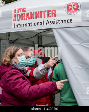 Celle, Allemagne. 16 Oct, 2016. Forces de secours de Johanniter à partir de la Finlande au cours d'une pratique de l'aide à l'étranger Johannieter dans Celle, Allemagne, 16 octobre 2016. Les missions plus complexes et la formation avancée, comme ordonné par la loi - c'est ainsi qu'elle porte sur des services de secours. Il n'y a pas de manque d'aidants en Basse-Saxe. Mais cela pourrait changer rapidement, en tant que représentants Johanniter mise en garde. PHOTO : PETER STEFFEN/dpa/Alamy Live News Banque D'Images