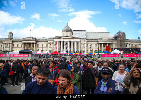 Trafalgar Square, London, UK 16 Oct 2016 Milliers d'hindous, sikhs, les jaïns et les gens des autres collectivités assister à un indien Diwali festival culturel des célébrations de la lumière à Trafalgar Square Crédit : Dinendra Haria/Alamy Live News Banque D'Images