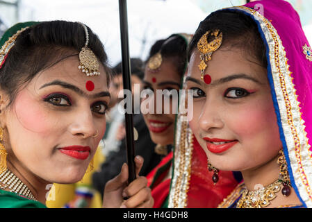 Londres, Royaume-Uni. 16 octobre 2016. Danseurs dans la pluie se préparent à monter sur scène lors de l'assemblée annuelle du festival du Diwali qui aura lieu à Trafalgar Square. Crédit : Stephen Chung / Alamy Live News Banque D'Images