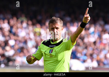 Napoli, Italie. 15 octobre, 2016. Daniele Orsato les gestes de l'arbitre au cours de la Serie A TIM match entre SSC Napoli et que les Roms au stade San Paolo à Naples Italie le 15 octobre 2016. Crédit : marco iorio/Alamy Live News Banque D'Images