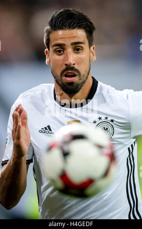 Hambourg, Allemagne. 8 octobre 2016. Sami Khedira de l'Allemagne lors de la Coupe du monde match de qualification entre l'Allemagne et la République tchèque à Hambourg, Allemagne, 8 octobre 2016. PHOTO : THOMAS EISENHUTH/DPA - AUCUN FIL SERVICE - (à l'ATTENTION DES JOURNALISTES : POUR LA RADIODIFFUSION TÉLÉCOPIEUR SEULEMENT APRÈS CONSULTATION PRÉALABLE) © dpa/Alamy Live News Banque D'Images