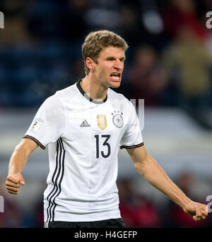 Hambourg, Allemagne. 8 octobre 2016. L'Allemagne Thomas Muller lors de la Coupe du monde match de qualification entre l'Allemagne et la République tchèque à Hambourg, Allemagne, 8 octobre 2016. PHOTO : THOMAS EISENHUTH/DPA - AUCUN FIL SERVICE - (à l'ATTENTION DES JOURNALISTES : POUR LA RADIODIFFUSION TÉLÉCOPIEUR SEULEMENT APRÈS CONSULTATION PRÉALABLE) © dpa/Alamy Live News Banque D'Images