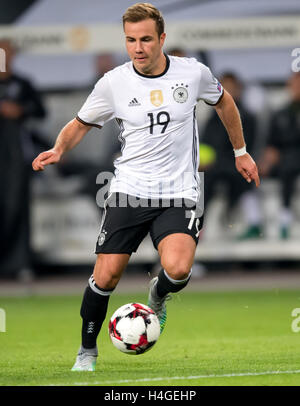 Hambourg, Allemagne. 8 octobre 2016. Mario Gotze de l'Allemagne lors de la Coupe du monde match de qualification entre l'Allemagne et la République tchèque à Hambourg, Allemagne, 8 octobre 2016. PHOTO : THOMAS EISENHUTH/DPA - AUCUN FIL SERVICE - (à l'ATTENTION DES JOURNALISTES : POUR LA RADIODIFFUSION TÉLÉCOPIEUR SEULEMENT APRÈS CONSULTATION PRÉALABLE) © dpa/Alamy Live News Banque D'Images