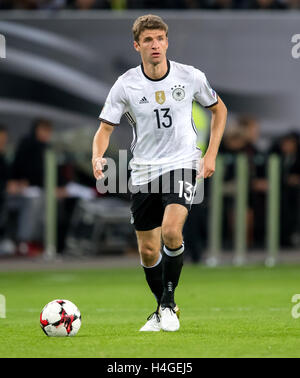 Hambourg, Allemagne. 8 octobre 2016. L'Allemagne Thomas Muller lors de la Coupe du monde match de qualification entre l'Allemagne et la République tchèque à Hambourg, Allemagne, 8 octobre 2016. PHOTO : THOMAS EISENHUTH/DPA - AUCUN FIL SERVICE - (à l'ATTENTION DES JOURNALISTES : POUR LA RADIODIFFUSION TÉLÉCOPIEUR SEULEMENT APRÈS CONSULTATION PRÉALABLE) © dpa/Alamy Live News Banque D'Images