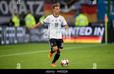 Hambourg, Allemagne. 8 octobre 2016. L'Allemagne Joshua Kimmich pendant le match de qualification de Coupe du Monde entre l'Allemagne et la République tchèque à Hambourg, Allemagne, 8 octobre 2016. PHOTO : THOMAS EISENHUTH/DPA - AUCUN FIL SERVICE - (à l'ATTENTION DES JOURNALISTES : POUR LA RADIODIFFUSION TÉLÉCOPIEUR SEULEMENT APRÈS CONSULTATION PRÉALABLE) © dpa/Alamy Live News Banque D'Images