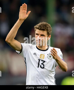 Hambourg, Allemagne. 8 octobre 2016. L'Allemagne Thomas Muller lors de la Coupe du monde match de qualification entre l'Allemagne et la République tchèque à Hambourg, Allemagne, 8 octobre 2016. PHOTO : THOMAS EISENHUTH/DPA - AUCUN FIL SERVICE - (à l'ATTENTION DES JOURNALISTES : POUR LA RADIODIFFUSION TÉLÉCOPIEUR SEULEMENT APRÈS CONSULTATION PRÉALABLE) © dpa/Alamy Live News Banque D'Images