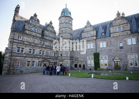 Hamelin-pyrmont, Allemagne. 16 Oct, 2016. Vue sur Hamelschenburg dans Caslte Emmerthal dans la région de Hamelin-pyrmont, Allemagne, 16 octobre 2016. Le château se trouve dans la région de la Weser Uplands entre Hameln et Bad Pyrmont et appartient à la renaissance de la Weser. PHOTO : FRISO GENTSCH/dpa/Alamy Live News Banque D'Images