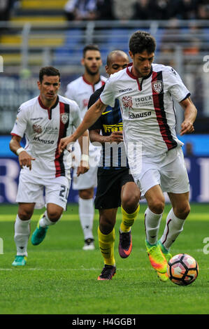 Milan, Italie. 16 Oct, 2016. Fedreico Melchiorri de Cagliari, en action pendant le match de championnat italien de Série A entre l'Inter Milan et Cagliari Calcio à San Siro à Milan, Italie. Credit : Action Plus Sport/Alamy Live News Banque D'Images