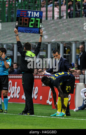 Milan, Italie. 16 Oct, 2016. Assane Gnoukouri de FC Inter est substitué au cours de la Serie A italienne league entre l'Inter Milan et Cagliari à San Siro à Milan, Italie. Credit : Action Plus Sport/Alamy Live News Banque D'Images