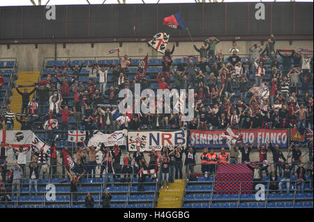 Milan, Italie. 16 Oct, 2016. Cagliari partisans célèbrent leur victoire dans le match de championnat italien de Série A entre Cagliari et l'Inter de Milan à San Siro à Milan, Italie. Credit : Action Plus Sport/Alamy Live News Banque D'Images