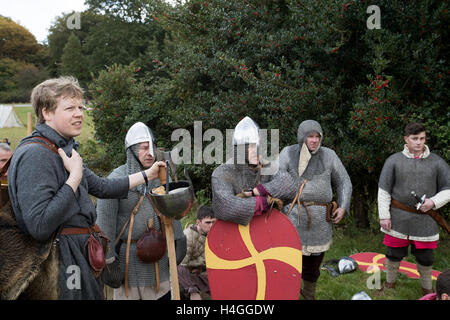 Bataille, UK. 16 Oct, 2016. Le dernier jour de la 950ème anniversaire Reconstitution faite à l'Abbaye de Battle, East Sussex, largement accepté comme le site de l'un des plus célèbres événements dans l'histoire britannique, est l'objet d'un week-end d'événements. La bataille, entre Guillaume de Normandie et le roi anglo-saxon Harold II, s'est terminée par la mort de ce dernier. Crédit : Jason Richardson / Alamy Live News Banque D'Images