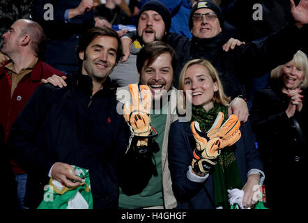 Les fans de West Ham United célèbrent la victoire lors du match de la Premier League à Selhurst Park, Londres. APPUYEZ SUR ASSOCIATION photo. Date de la photo: Samedi 15 octobre 2016. Voir PA Story FOOTBALL Palace. Le crédit photo devrait se lire: Yui Mok/PA Wire. RESTRICTIONS : aucune utilisation avec des fichiers audio, vidéo, données, listes de présentoirs, logos de clubs/ligue ou services « en direct » non autorisés. Utilisation en ligne limitée à 75 images, pas d'émulation vidéo. Aucune utilisation dans les Paris, les jeux ou les publications de club/ligue/joueur unique. Banque D'Images