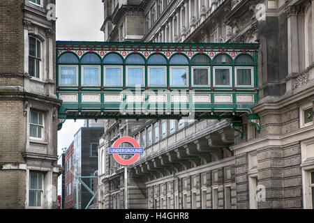 Londres, Royaume-Uni, le 7 octobre 2014 : Iconic London Underground subway sign au Charing Cross. Banque D'Images