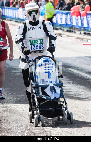 Star Wars Stormtrooper,et,CP30,EN,ossature,FAUTEUIL ROULANT, en participant à la course, Marathon de Londres,Angleterre iconique.Marathon de Londres,costumes,costume, Banque D'Images