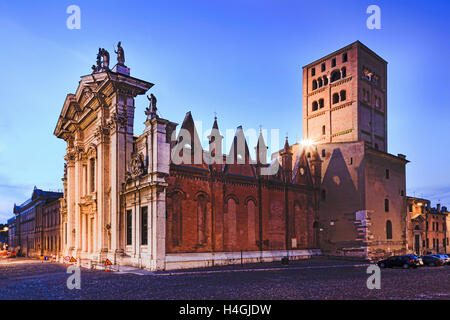 Vue latérale de Duomo di Mantoue à la place Sordello au milieu de la ville au coucher du soleil avec personne sur cobblestone vide Banque D'Images