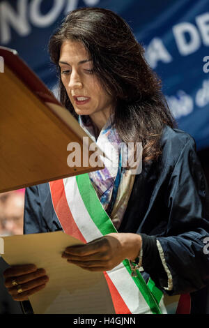 Rome, Italie. 15 Oct, 2016. Virginie Raggi, maire de Rome, assiste à une marche silencieuse en mémoire de la déportation des juifs de Rome, 70 ans après le 16 octobre 1943, au camp de concentration d'Auschwitz à Rome, Italie le 15 octobre 2016. Le 16 octobre 1943, pendant l'occupation nazie de Rome, plus de 1 000 juifs romains ont été capturés et déportés dans le camp de concentration d'Auschwitz. Seul un petit nombre, 16 personnes, dont une seule femme, sont rentrés dans leurs foyers. Credit : Giuseppe Ciccia/Pacific Press/Alamy Live News Banque D'Images