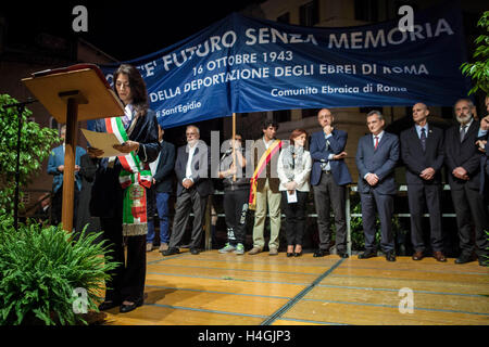 Rome, Italie. 15 Oct, 2016. Virginie Raggi, maire de Rome, assiste à une marche silencieuse en mémoire de la déportation des juifs de Rome, 70 ans après le 16 octobre 1943, au camp de concentration d'Auschwitz à Rome, Italie le 15 octobre 2016. Le 16 octobre 1943, pendant l'occupation nazie de Rome, plus de 1 000 juifs romains ont été capturés et déportés dans le camp de concentration d'Auschwitz. Seul un petit nombre, 16 personnes, dont une seule femme, sont rentrés dans leurs foyers. Credit : Giuseppe Ciccia/Pacific Press/Alamy Live News Banque D'Images