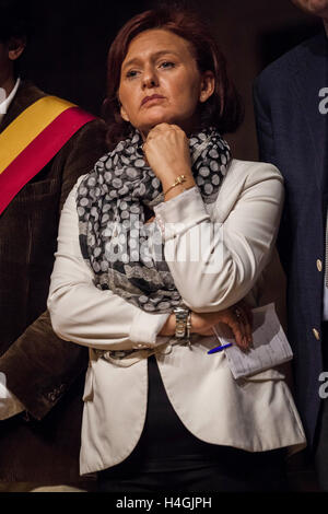 Rome, Italie. 15 Oct, 2016. Ruth Dureghello, Président de la communauté juive participe à une marche silencieuse en mémoire de la déportation des juifs de Rome, 70 ans après le 16 octobre 1943, au camp de concentration d'Auschwitz à Rome, Italie le 15 octobre 2016. Le 16 octobre 1943, pendant l'occupation nazie de Rome, plus de 1 000 juifs romains ont été capturés et déportés dans le camp de concentration d'Auschwitz. Seul un petit nombre, 16 personnes, dont une seule femme, sont rentrés dans leurs foyers. Credit : Giuseppe Ciccia/Pacific Press/Alamy Live News Banque D'Images