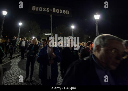 Rome, Italie. 15 Oct, 2016. La communauté juive de Rome et la communauté de Sant'Egidio, comme chaque année depuis 1994, a organisé une marche silencieuse en mémoire de la déportation des juifs de Rome, 70 ans après le 16 octobre 1943, au camp de concentration d'Auschwitz à Rome, Italie le 15 octobre 2016. Le 16 octobre 1943, pendant l'occupation nazie de Rome, plus de 1 000 juifs romains ont été capturés et déportés dans le camp de concentration d'Auschwitz. Seul un petit nombre, 16 personnes, dont une seule femme, sont rentrés dans leurs foyers. Credit : Giuseppe Ciccia/Pacific Press/Alamy Live News Banque D'Images