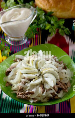 Salade fraîche avec du boeuf, radis, oignon vert et les oeufs - Tachkent. Le plat traditionnel de la cuisine ouzbek. Banque D'Images