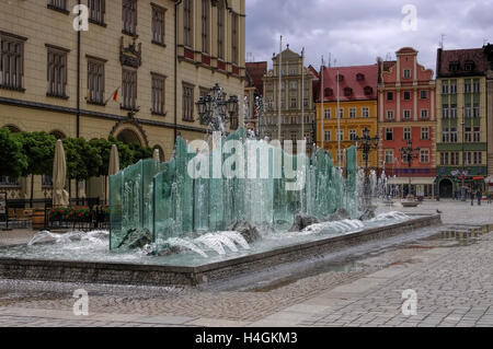 Breslau Glaeserner Brunnen am Markt in der Innenstadt - Wroclaw fontaine sur la place principale de la ville Banque D'Images