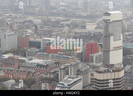 Une vue de la centrale de bâtiments colorés Saint Giles, et le sous-centre de reconditionnement Point tower (droite), à partir de la BT Tower, à Londres. Banque D'Images