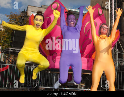 Trois acteurs de l'Agence en bondissant à Morphsuits festival indien à Manchester, UK Banque D'Images