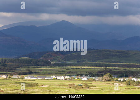 Storm clouds over Harlech et la chaîne de montagnes de Snowdonia, le parc national de Snowdonia, Gwynedd, au nord du Pays de Galles, Royaume-Uni Banque D'Images