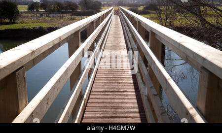 Passerelle sur la rivière Stour, dans le Dorset, UK. Banque D'Images